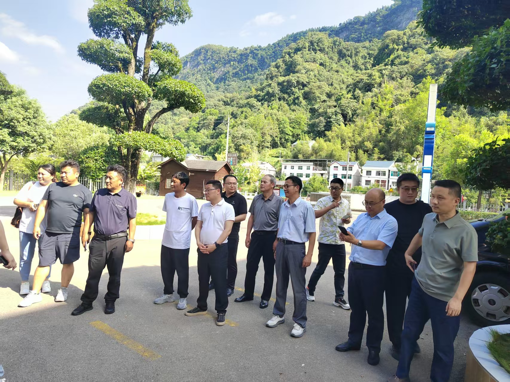 西藏自治區加查縣縣委常委、副縣長陳愛國一行蒞臨清江鱘龍調研